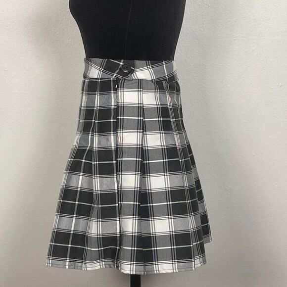Classic Black & White Pleated Plaid Mini Skirt - Picture 2 of 4